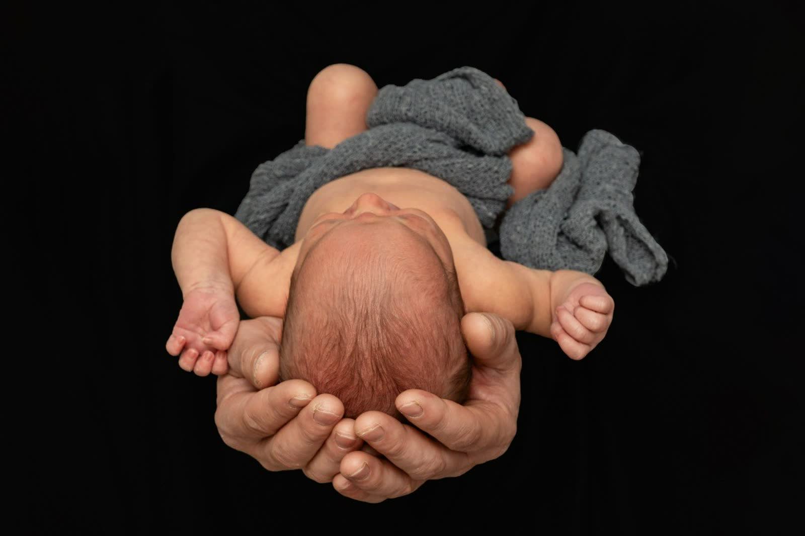 Geborgenes Newborn-Shooting im Fotostudio